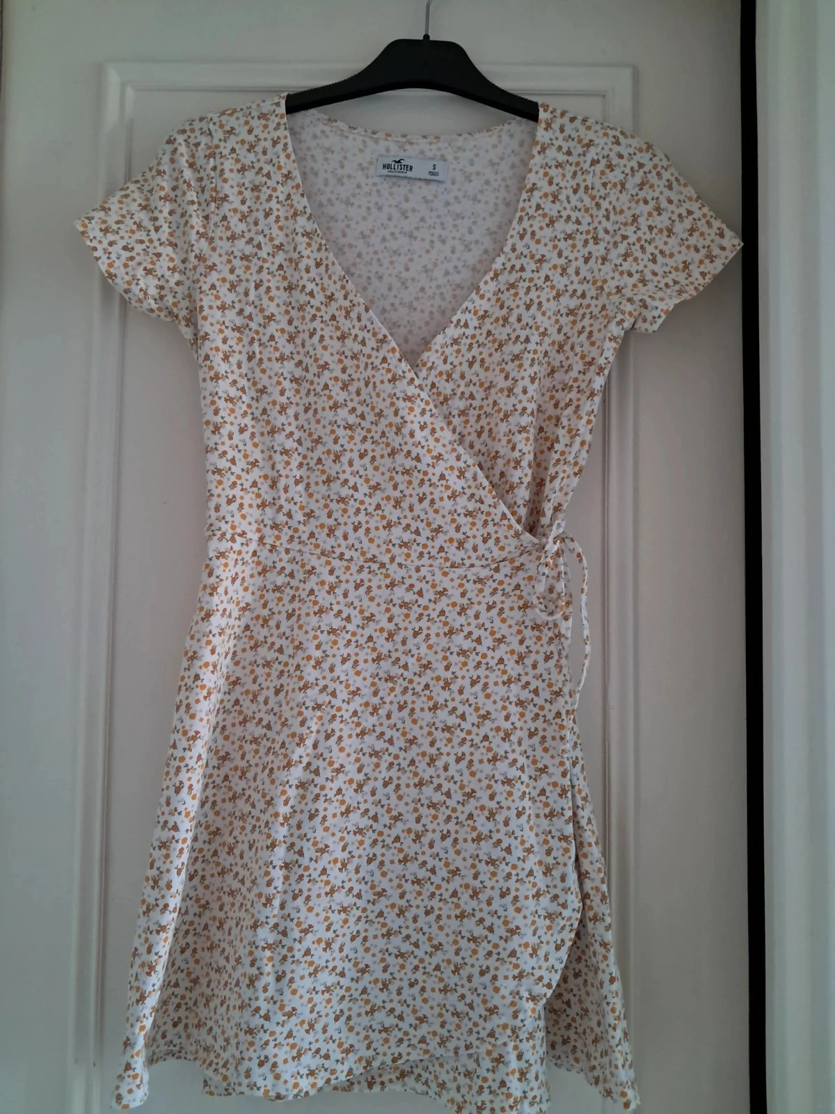 Robe courte blanche à petites fleurs jaunes Hollister taille S